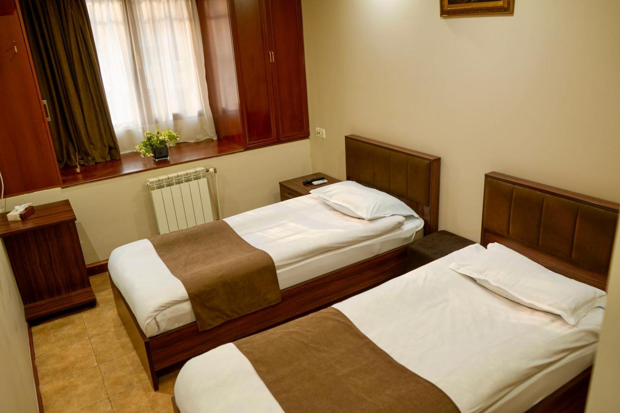 Time Hotel & Tours Erevan Esterno foto