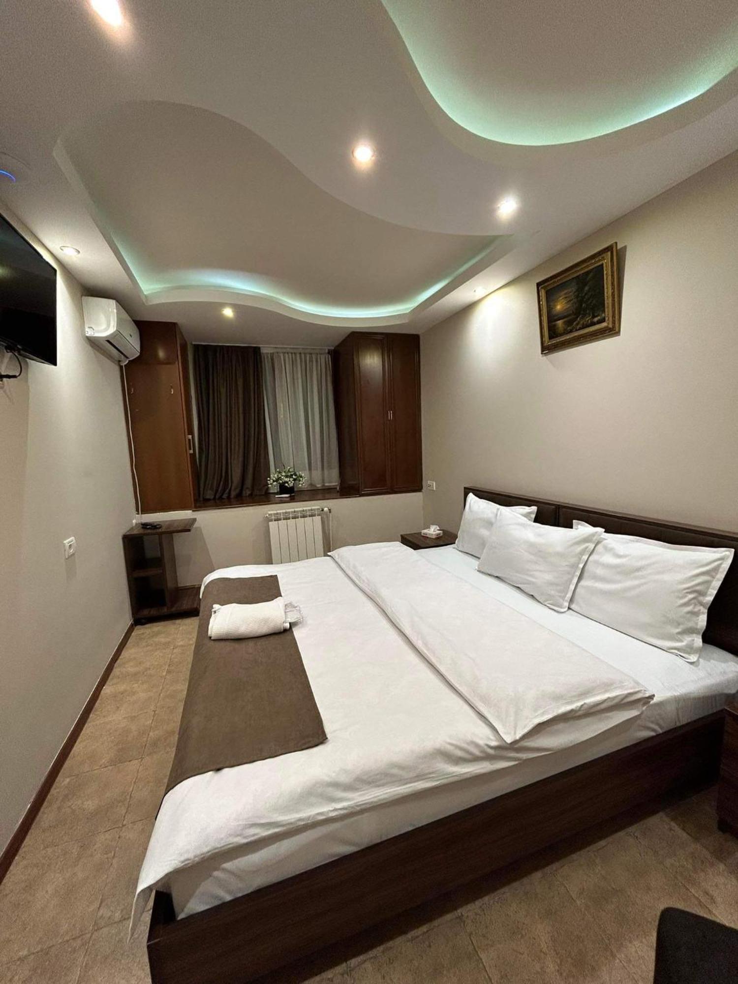 Time Hotel & Tours Erevan Esterno foto