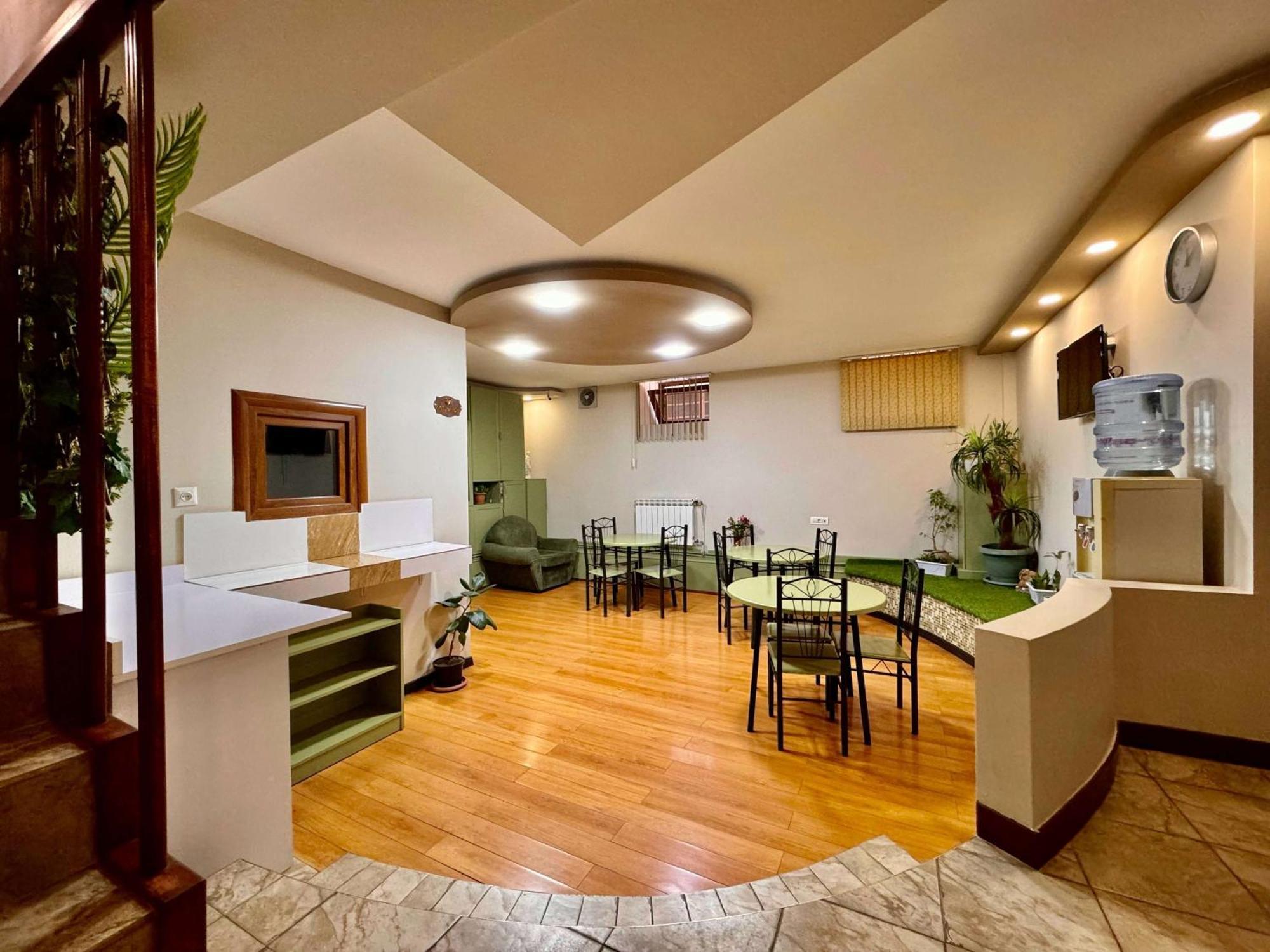 Time Hotel & Tours Erevan Esterno foto