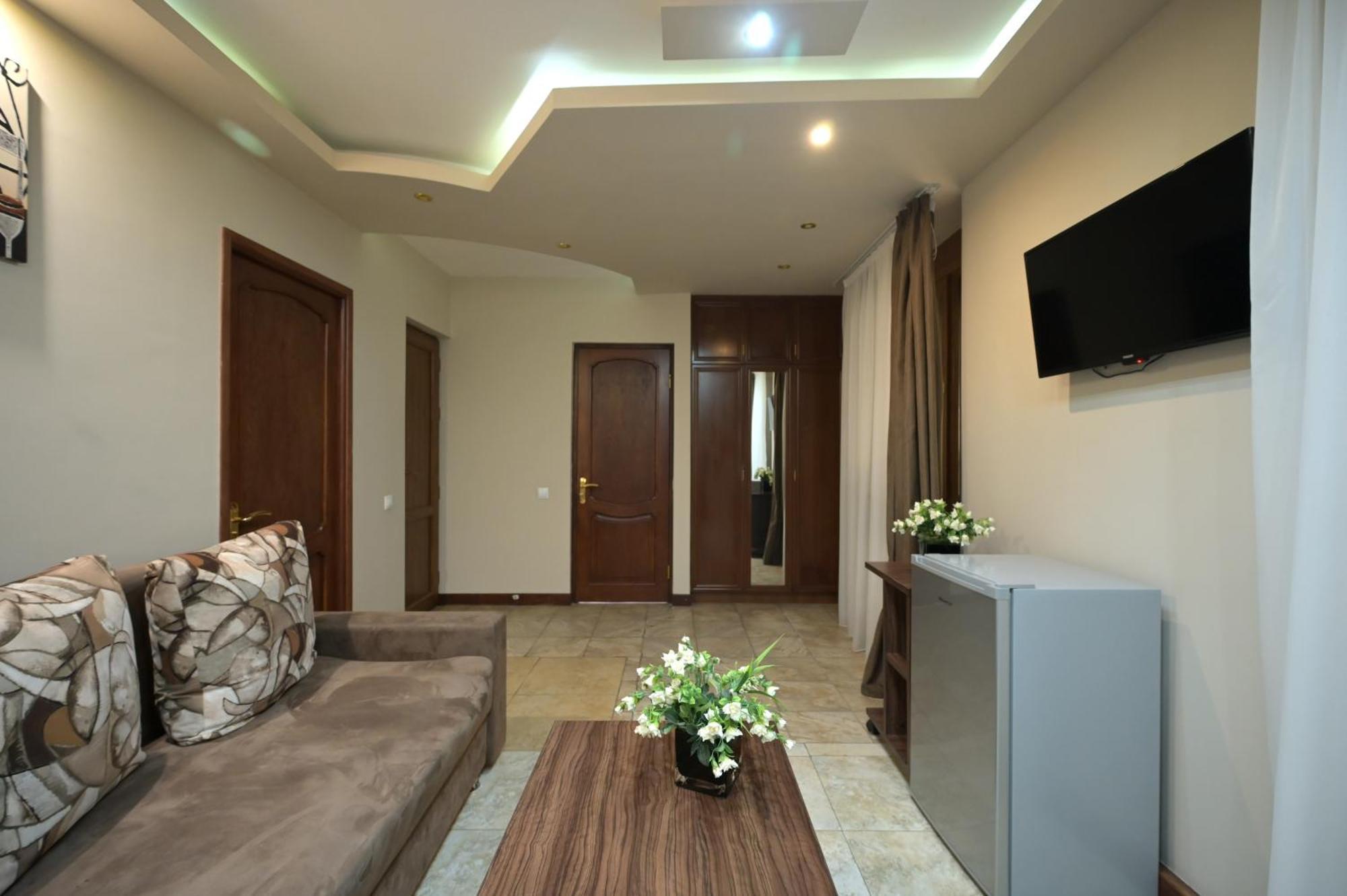 Time Hotel & Tours Erevan Esterno foto