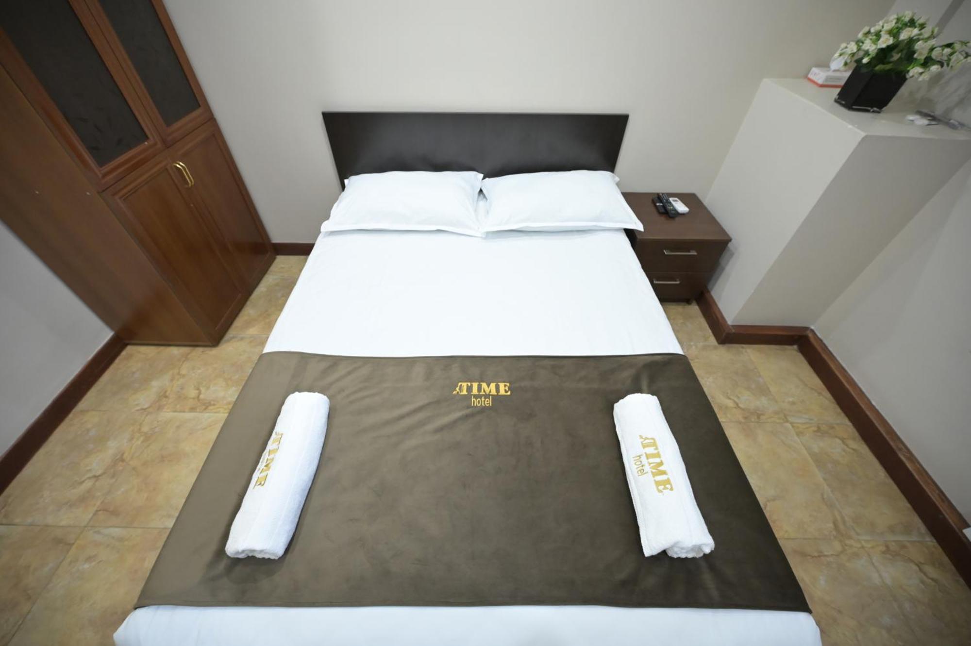 Time Hotel & Tours Erevan Esterno foto