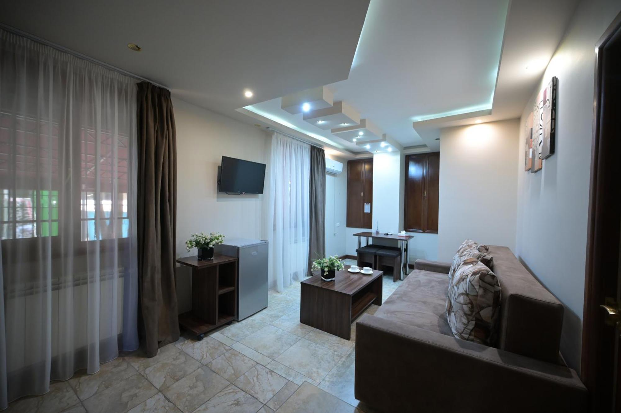 Time Hotel & Tours Erevan Esterno foto