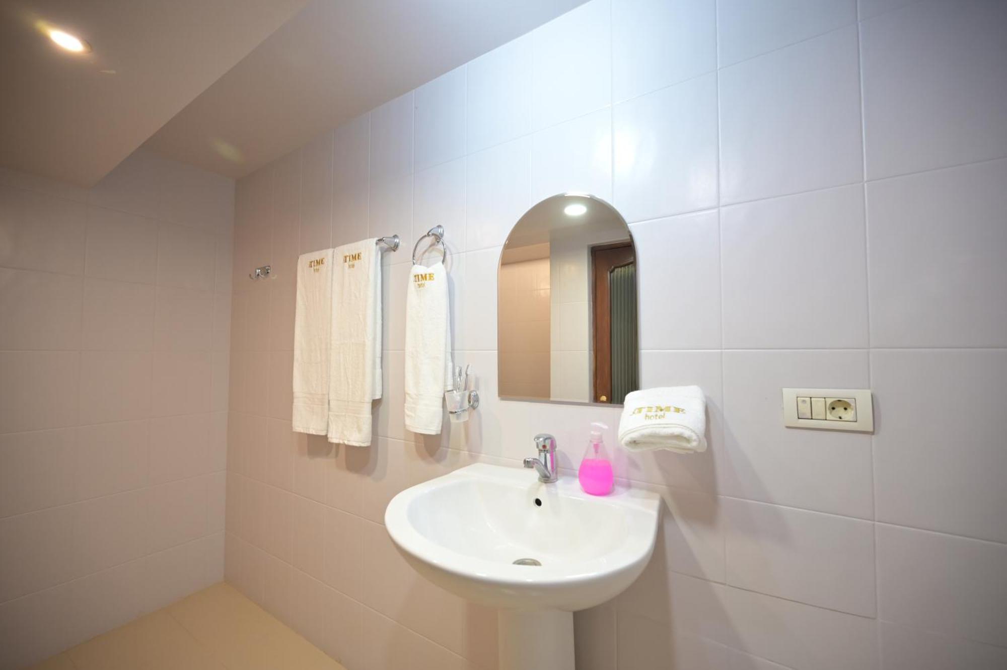 Time Hotel & Tours Erevan Esterno foto