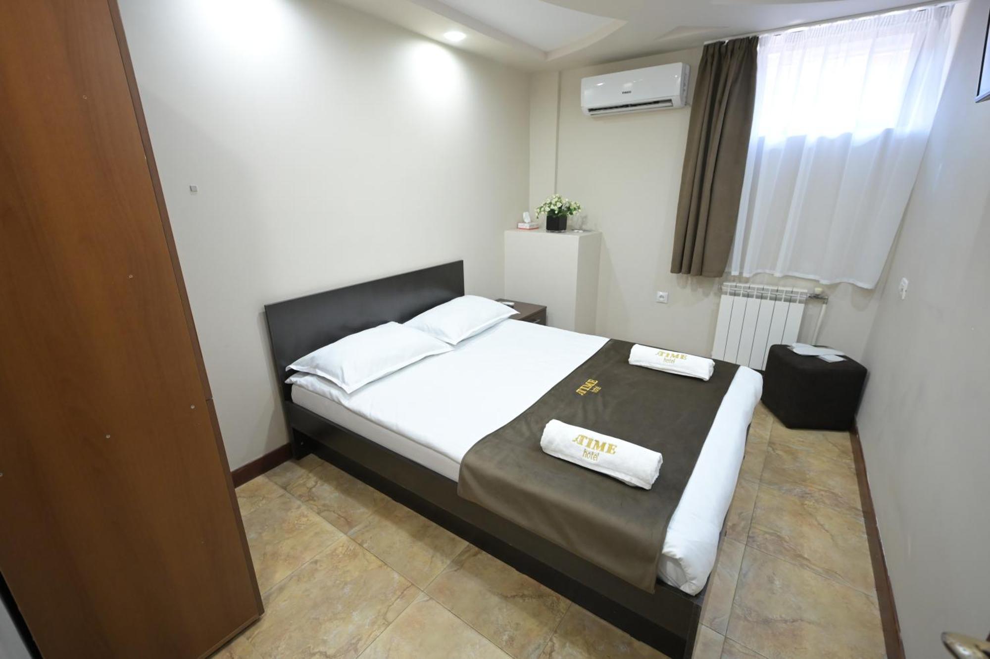 Time Hotel & Tours Erevan Esterno foto