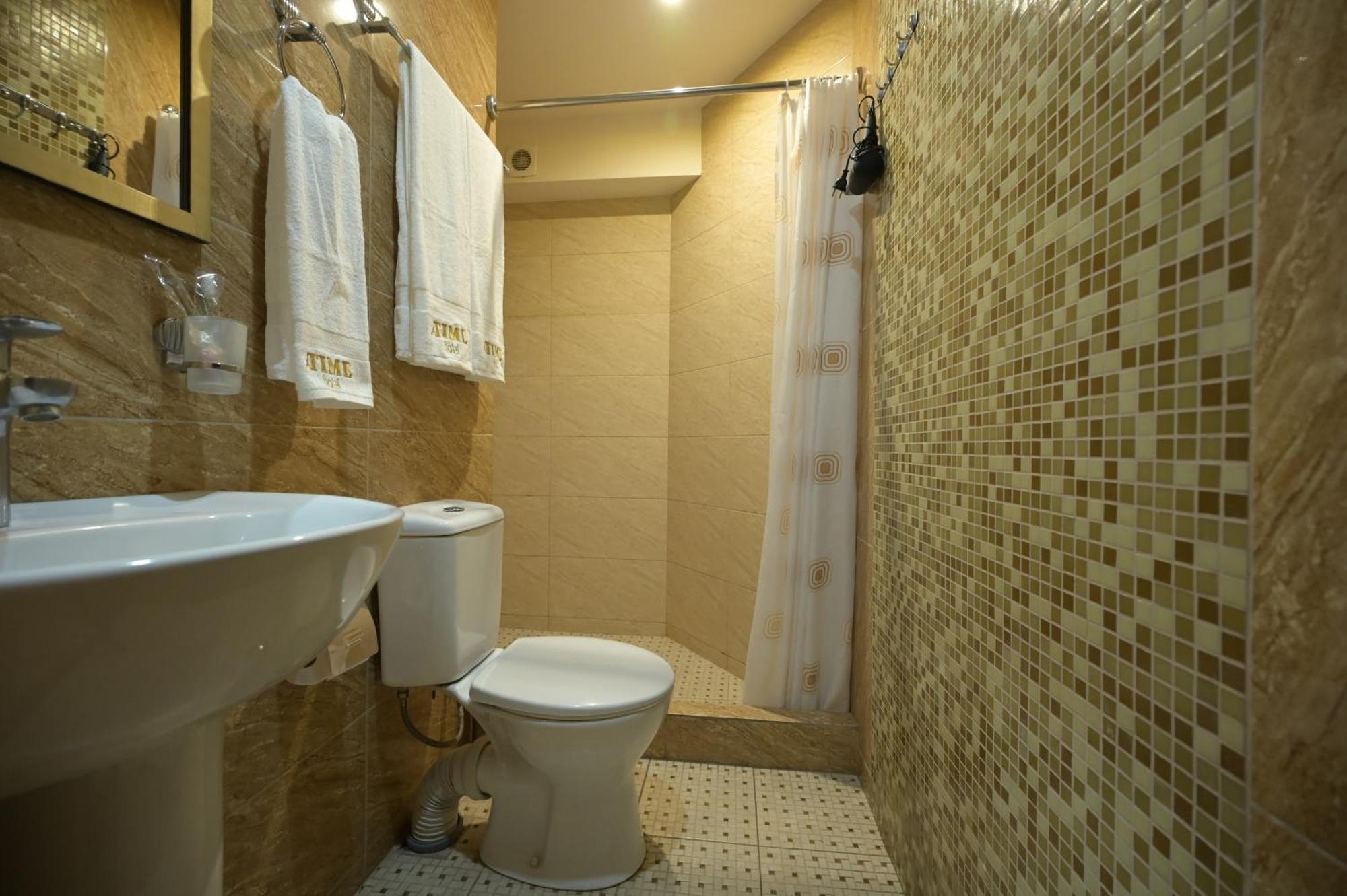 Time Hotel & Tours Erevan Esterno foto