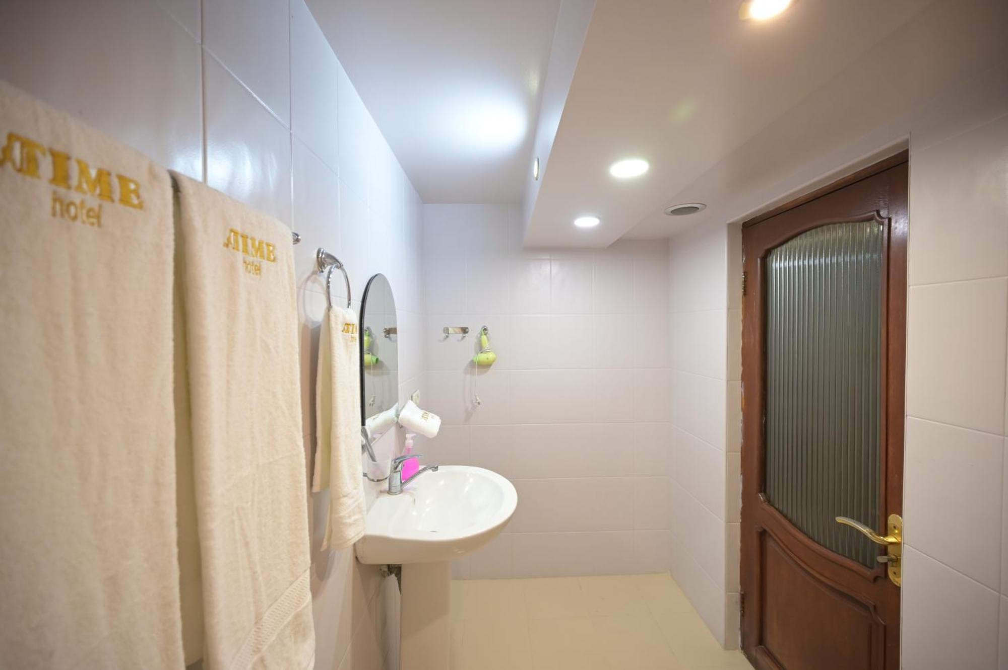 Time Hotel & Tours Erevan Esterno foto