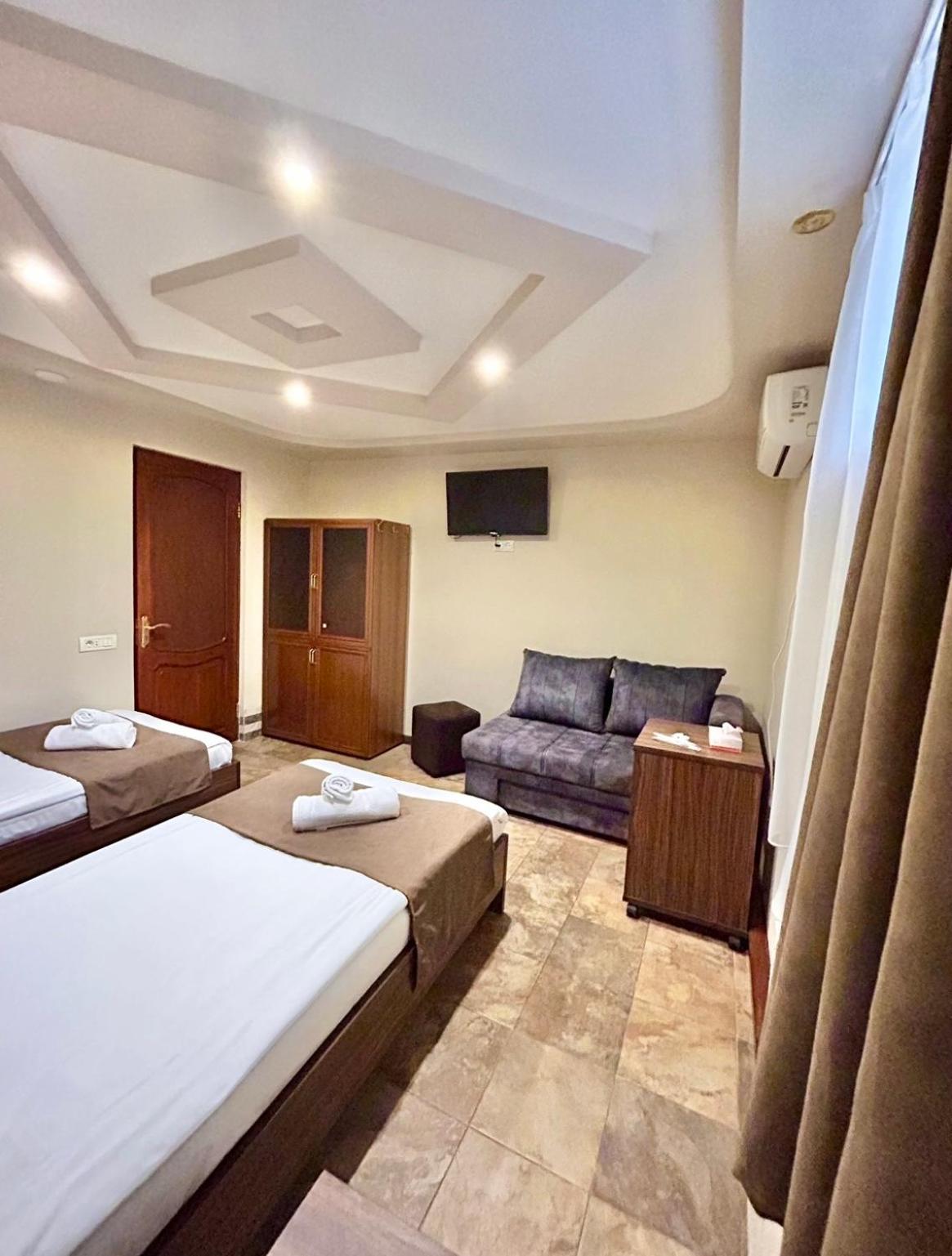 Time Hotel & Tours Erevan Esterno foto