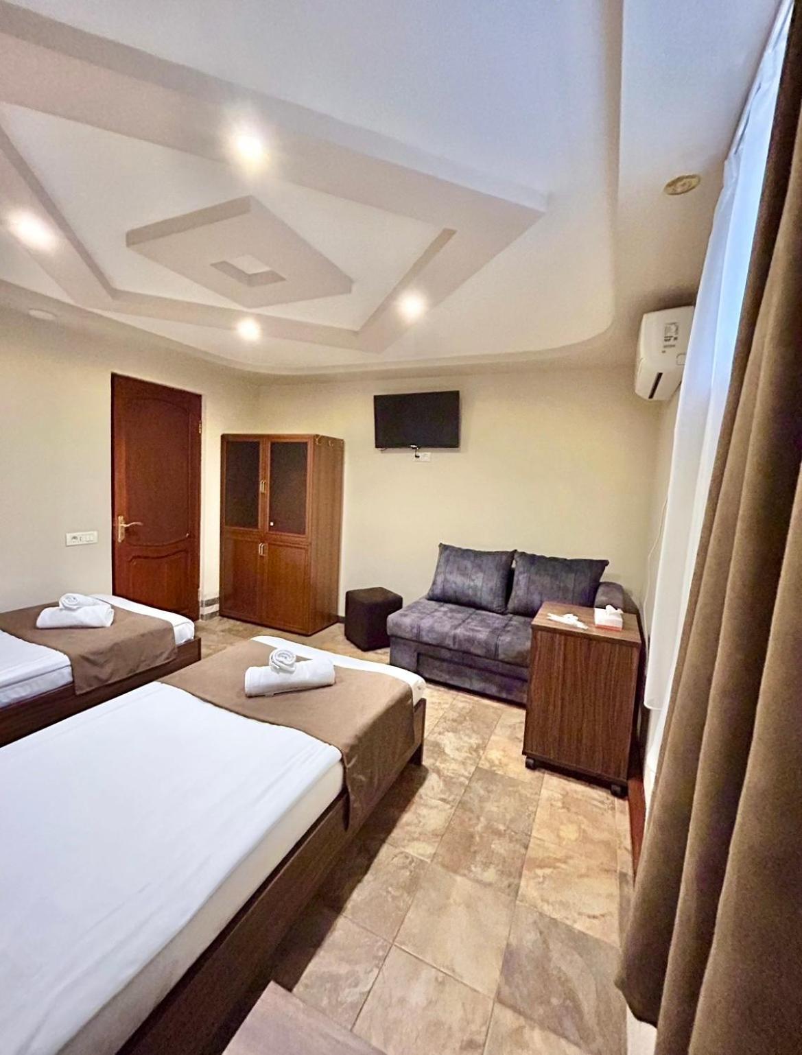 Time Hotel & Tours Erevan Esterno foto