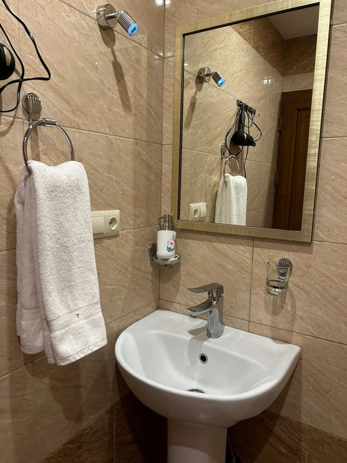 Time Hotel & Tours Erevan Esterno foto